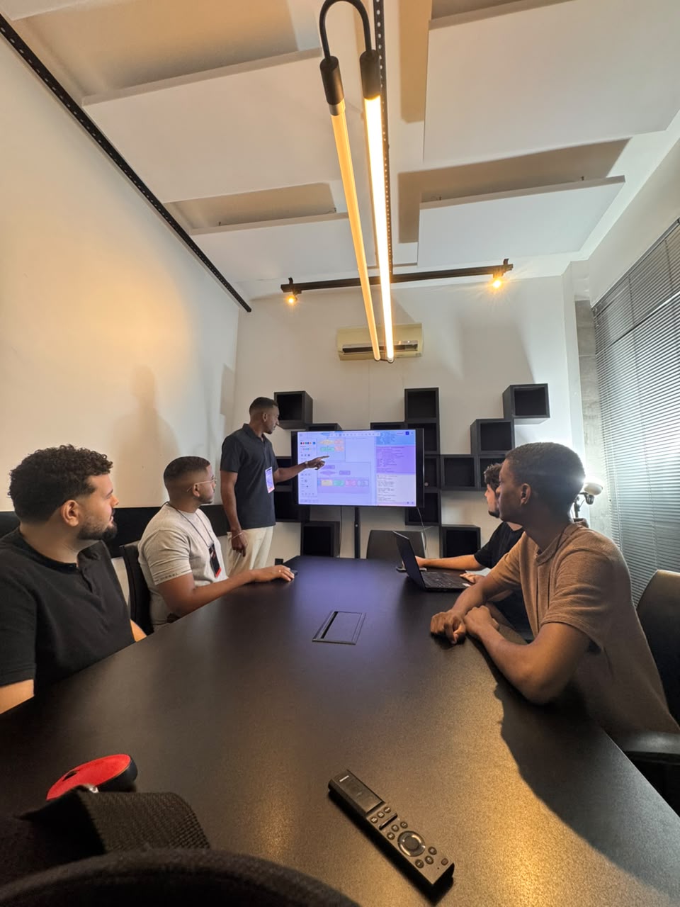 Time SertLab reunido no estudio